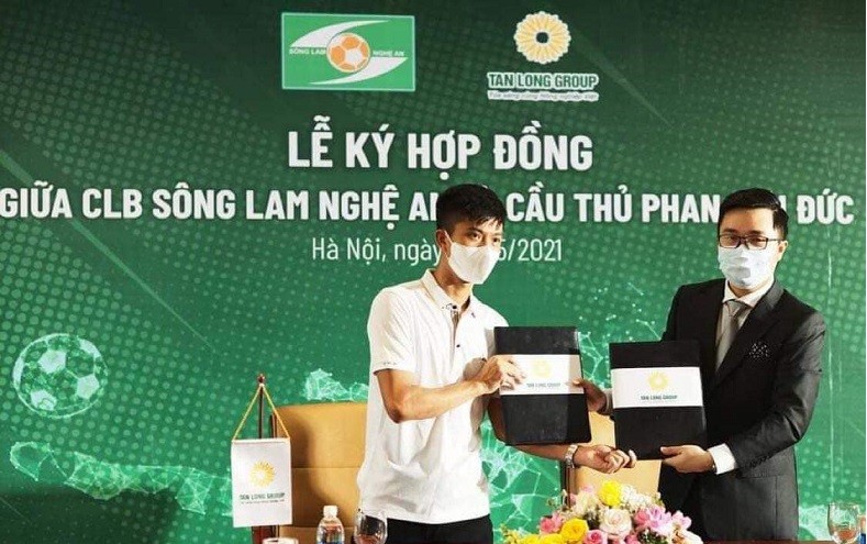 Phan Văn Đức đồng ý ở lại SLNA 3 mùa bóng nữa