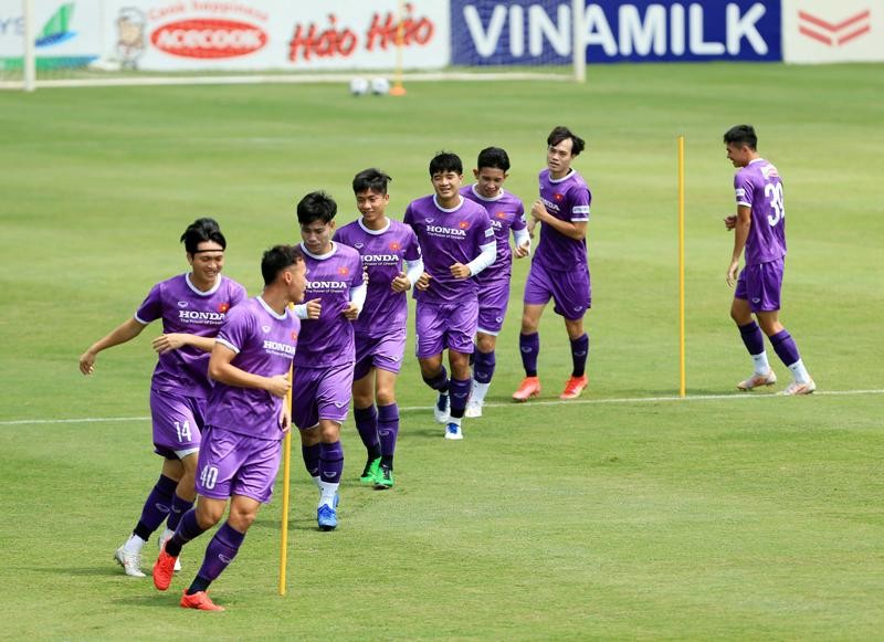 Không quản ngại nắng gắt, ĐT Việt Nam tiếp tục rèn thể lực chuẩn bị cho trận đấu với Trung Quốc và Oman