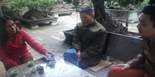 Người dân trao đổi với PV.