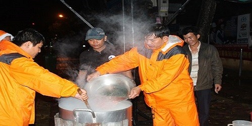 Ấm lòng người nghèo với “Nồi cháo Từ Tâm“