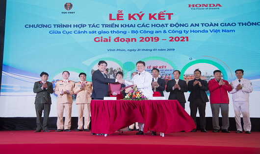Trung tướng Vũ Đỗ Anh Dũng – Cục Trưởng Cục CSGT và ông Toshio Kuwahara – Tổng Giám đốc HVN ký kết Chương trình phối hợp