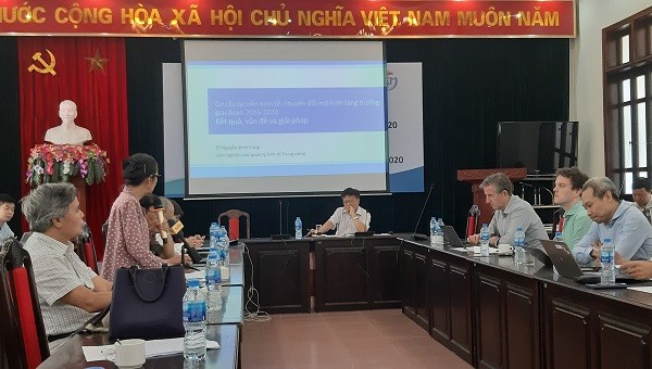 Các chuyên gia Aus4Reform ghi nhận ý kiến tại Hội thảo