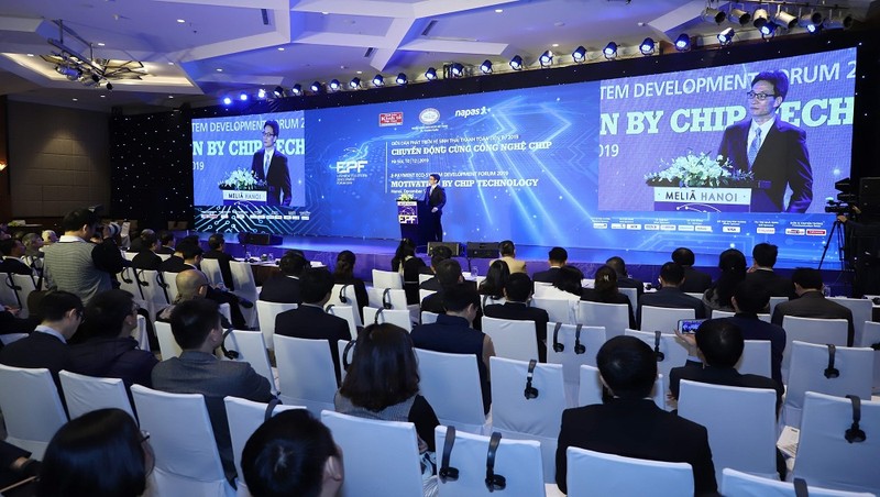 Hơn 350 đại biểu đến từ các ngân hàng thương mại trong và ngoài nước, các công ty công nghệ, các bệnh viện, các chuyên gia trong nước và quốc tế đã tham dự Diễn đàn