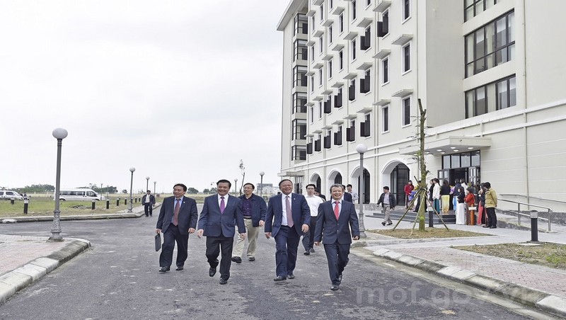 Phân hiệu trường Trường Nghiệp vụ Thuế tại Huế - nơi tổ chức kỳ thi. Trong ảnh:Bộ trưởng Đinh Tiến Dũng thăm trường (tháng 3/2016).