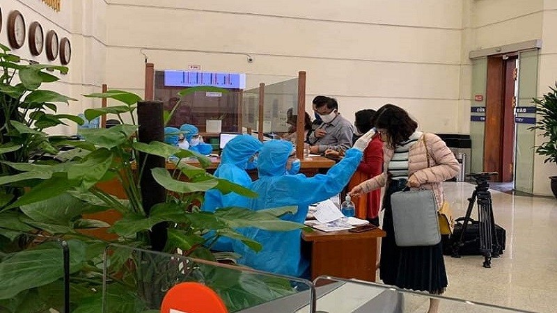 Thực hiện kê khai y tế và đo nhiệt độ trước khi vào cơ quan Bộ Tài chính.