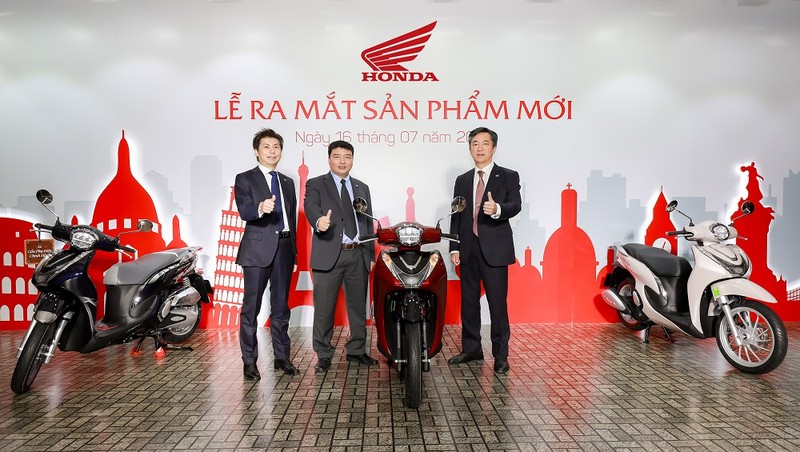 Đại diện HVN bên cạnh mẫu xe mới