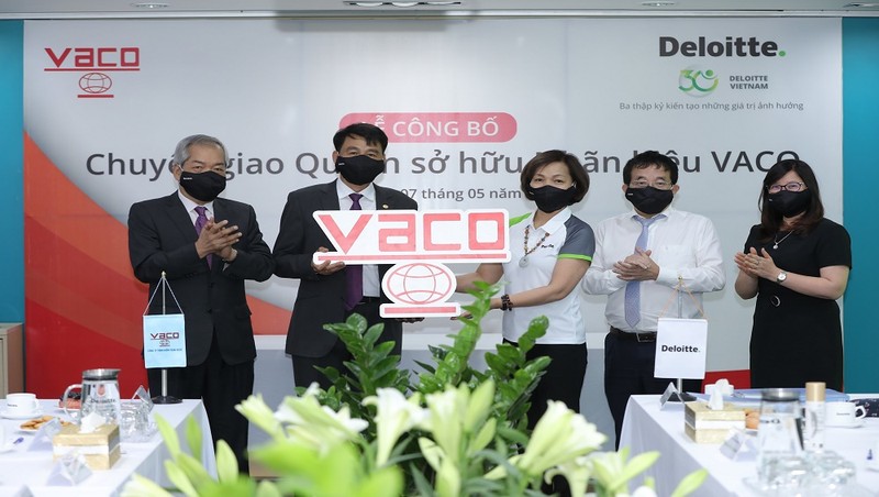 Nghi thức chuyên giao sở hữu nhãn hiệu VACO.