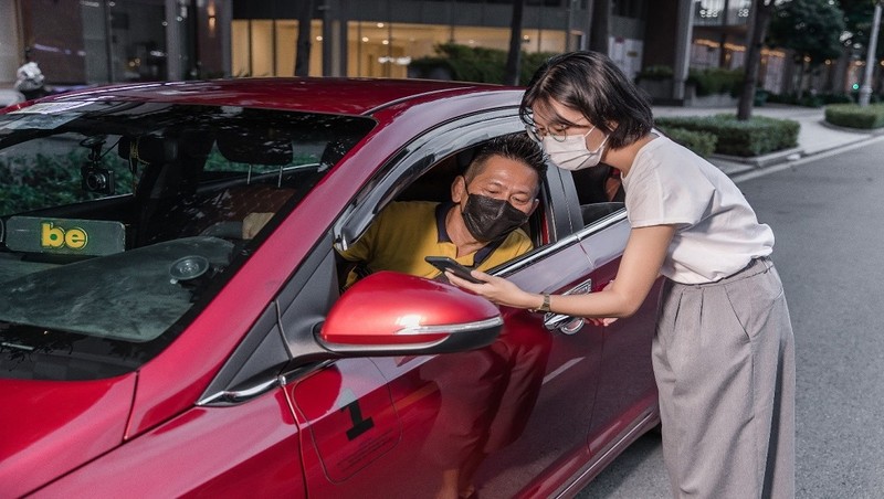 Tài xế luôn đeo khẩu trang, hạn chế nói chuyện và vệ sinh xe để phục vụ khách hàng.