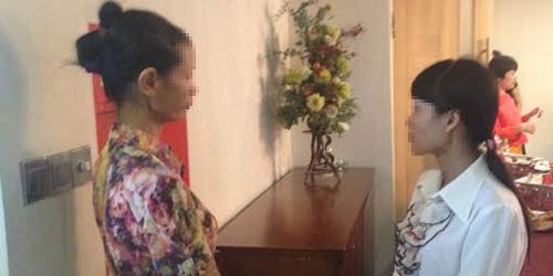 Chị M trò chuyện trong một cuộc hội thảo về bạo lực giới