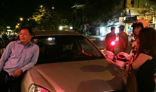 Hơn 30 phút trong khách sạn, người đàn ông mới xuống hiện trường làm việc với lực lượng cảnh sát.