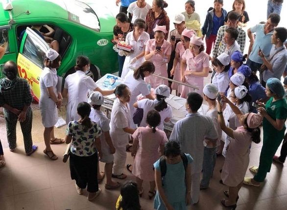 Niềm vui của các y, bác sĩ cũng như người dân khi ca đẻ hi hữu thuận lợi. ẢNH: N. A