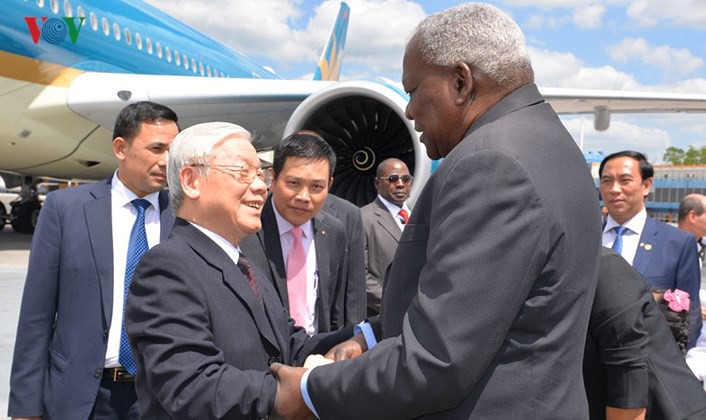 Ông Esteban Lazo Hernández, Ủy viên Bộ Chính trị, Chủ tịch Quốc hội đón Tổng Bí thư Nguyễn Phú Trọng tại Sân bay Quốc tế José Martí. Ảnh: VOV.