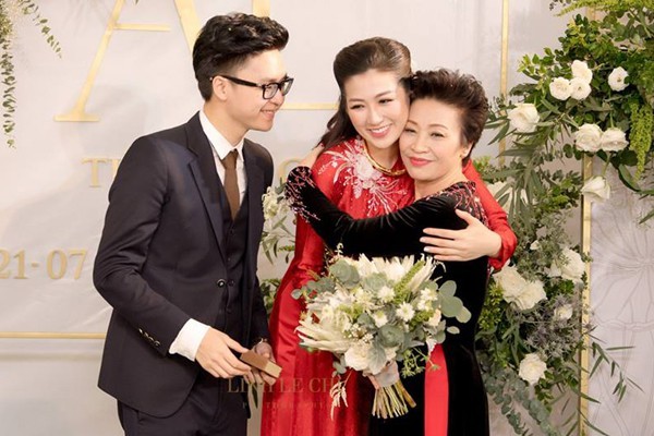 Mẹ chồng Á hậu Tú Anh trao quà cưới cho con dâu.