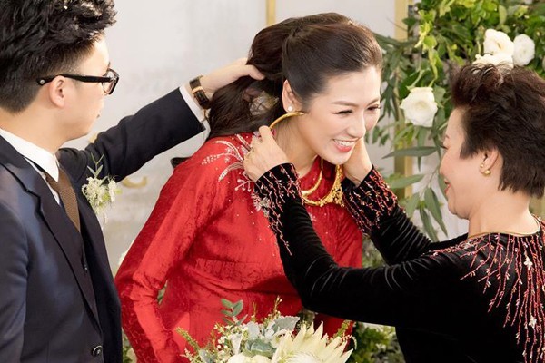 Mẹ chồng Tú Anh tươi cười trao quà cho con dâu trong lễ vu quy ảnh 1