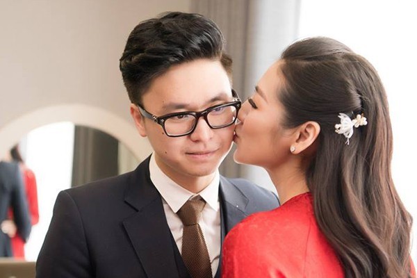 Khoảnh khắc chú rể đón cô dâu trong lễ vu quy.