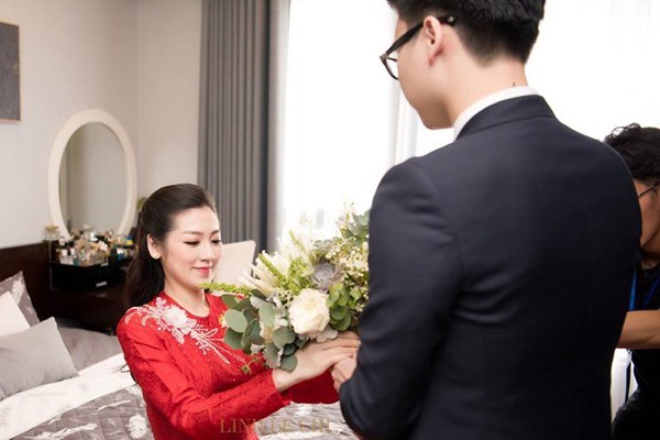 Mẹ chồng Tú Anh tươi cười trao quà cho con dâu trong lễ vu quy ảnh 7