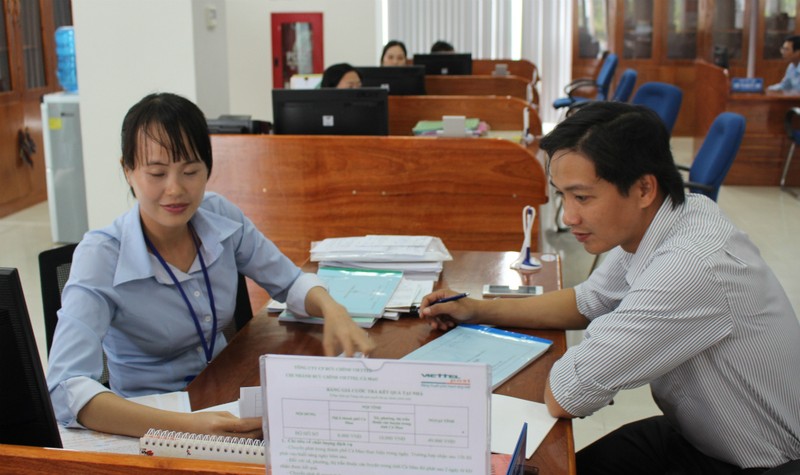 Giải quyết các thủ tục hành chính cho người dân.