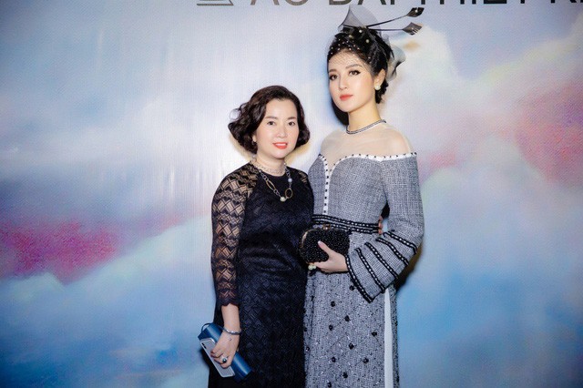 Đi cùng Á hậu Huyền My là mẹ của cô. Nổi tiếng với vẻ ngoài sang trọng, quý phái, chị Lan Phương gây chú ý khi diện bộ áo dài ren màu đen thanh lịch.