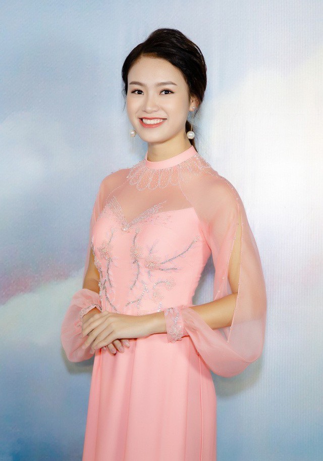 Người đẹp truyền thông - Top 10 Hoa hậu Việt Nam 2016 Phùng Ngọc Bảo Vân xinh đẹp nền nã. Phùng Bảo Ngọc Vân được biết tới là cô gái có học vấn “khủng” và sự thông minh, khéo léo trong giao tiếp. Thời gian qua Bảo Vân thử sức và bước đầu ghi được dấu ấn với vai trò MC.