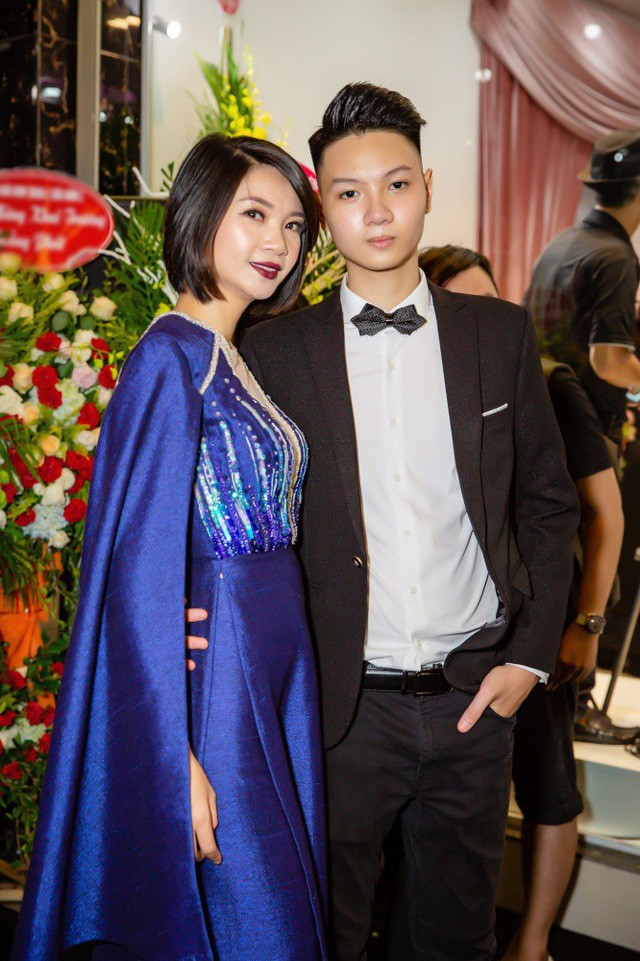 Siêu mẫu Hạ Vy chính là đạo diễn thời trang. Cô gây bất ngờ khi xuất hiện cùng cậu con trai điển trai và lịch lãm. Được biết con trai Hạ Vy tên Đức Huy, năm nay 17 tuổi và vô cùng cao lớn, bảnh bao.
