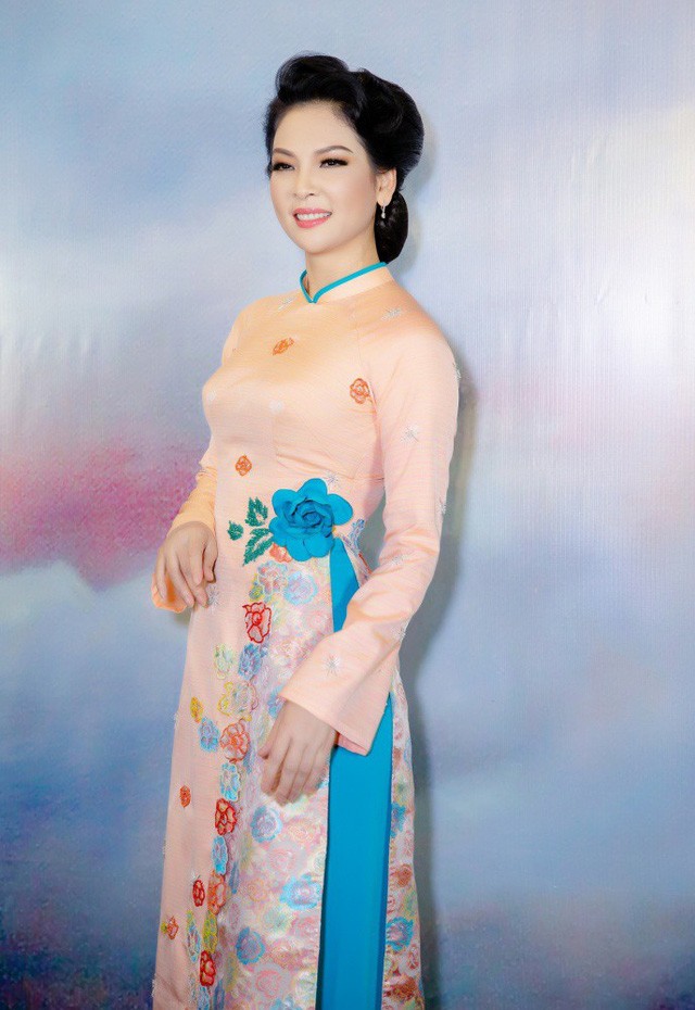 Hiếm khi xuất hiện tại sự kiện giải trí chính vì vậy Thuỷ Hương gây bất ngờ khi bay từ TP.HCM ra Hà Nội hội ngộ dàn nghệ sĩ đình đám. Thuỷ Hương cho biết, cô có mối quan hệ thân tình với NTK - chuyên gia trang điểm Kenny Thái nên muốn dành thời gian chung vui. Trong khi đó Kenny Thái cho biết, Thuỷ Hương là thần tượng của anh từ lâu.