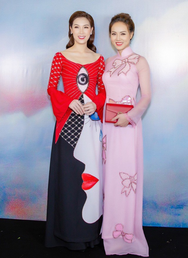Ngọc Hà chia sẻ Công Lý đang bận đóng phim nên cô dự sự kiện cùng Hoa hậu Áo dài Phí Thuỳ Linh. Hai người đẹp trò chuyện vô cùng thân thiết.