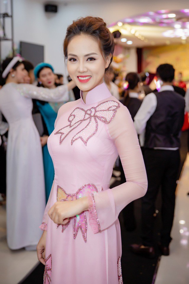 Bạn gái của diễn viên Công Lý - nữ phóng viên Ngọc Hà cũng xuất hiện. Cô diện bộ áo dài màu hồng với hoạ tiết nơ độc đáo khoe vẻ đẹp dịu dàng và nền nã.