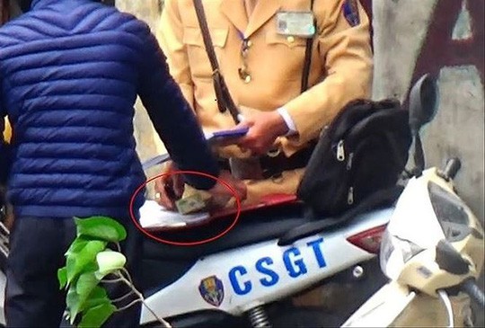 Cho nghỉ hưu sớm, giáng cấp một loạt cán bộ CSGT Hà Nội - Ảnh 1. Cho nghỉ hưu sớm, giáng cấp một loạt cán bộ CSGT Hà Nội - Ảnh 1.