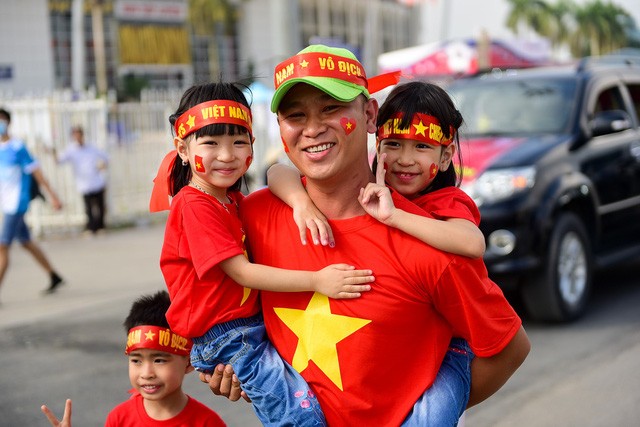 Anh Nam (Hà Nội) cho biết tôi đưa cả gia đình cùng tham gia diễu hành cổ vũ cho đội tuyển Việt Nam. Tôi dự đoán Việt Nam sẽ giành chiến thắng 2-0 trước đội Philippines.