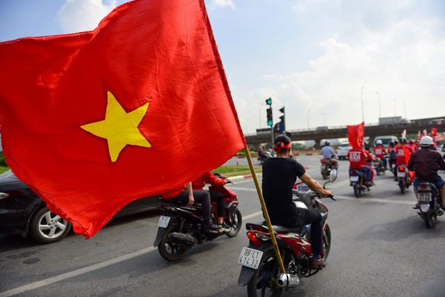 Cờ Tổ quốc bay phấp phới trong gió.