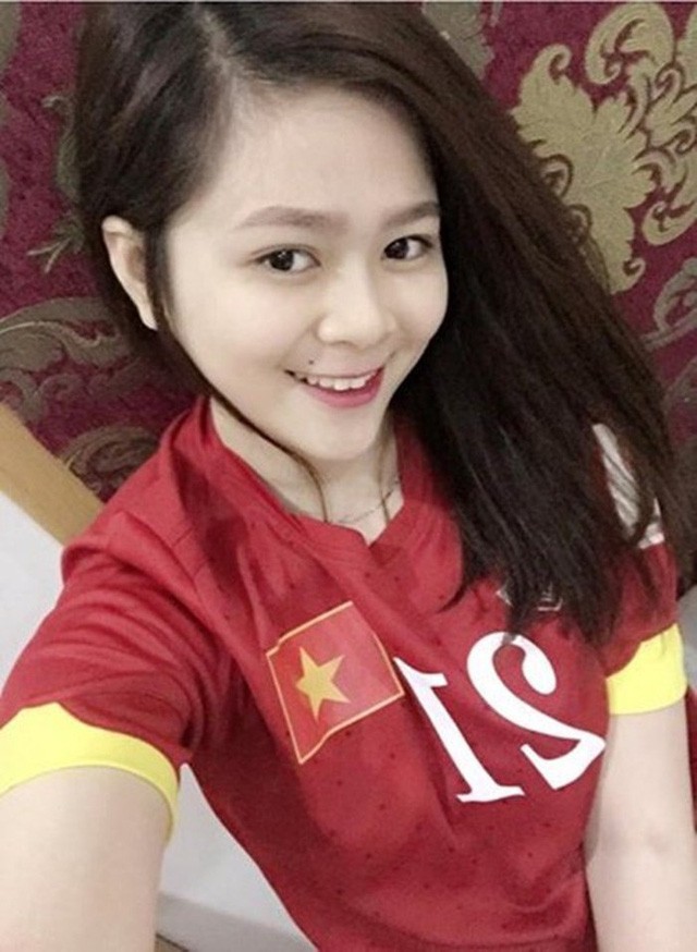 Cô và chàng tiền vệ người Hải Dương quen nhau năm 2015, trong dịp cô cổ vũ U23 Việt Nam dự SEA Games ở Singapore. Khi đó, cô đang là du học sinh Việt Nam, học Anh văn tại đảo quốc sư tử.