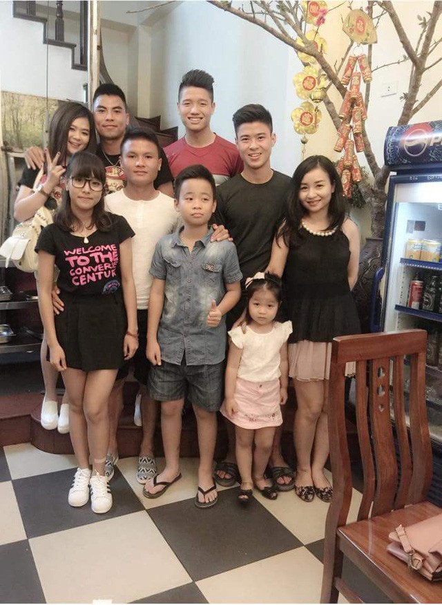 Đức Huy công khai đưa bạn gái đi chung trong buổi tụ họp có cả Quang Hải, Duy Mạnh,..