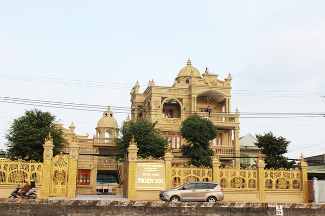 Sự thật về gia chủ và căn biệt thự dát toàn vàng ở Bà Rịa - Vũng Tàu - Ảnh 1. Sự thật về gia chủ và căn biệt thự dát toàn vàng ở Bà Rịa - Vũng Tàu - Ảnh 1.