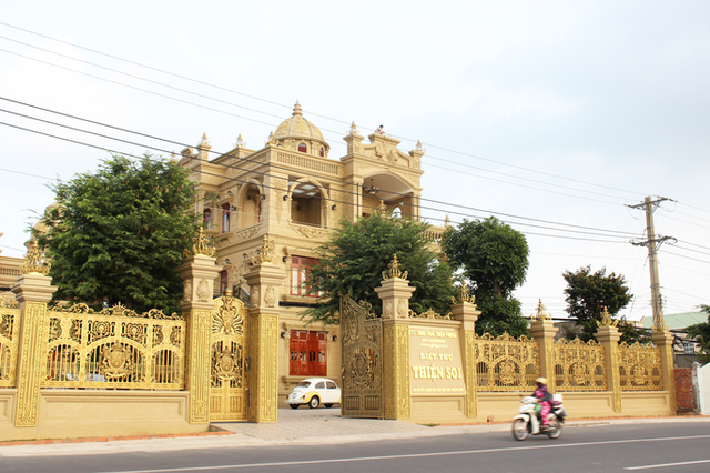 Sự thật về gia chủ và căn biệt thự dát toàn vàng ở Bà Rịa - Vũng Tàu - Ảnh 3. Sự thật về gia chủ và căn biệt thự dát toàn vàng ở Bà Rịa - Vũng Tàu - Ảnh 3.