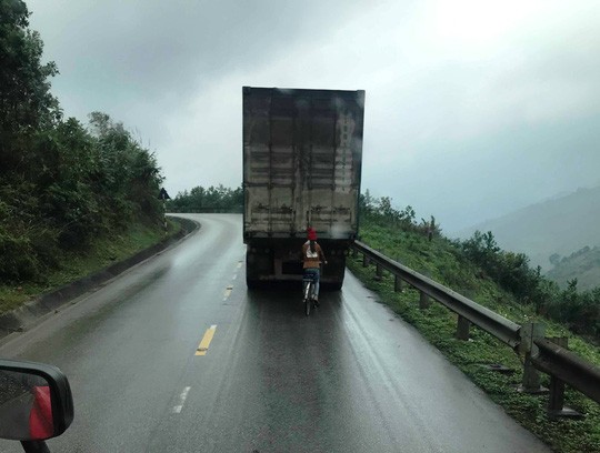Kinh hãi nữ sinh đi xe đạp liều mạng bám tay vào đuôi Container khi vượt đèo - Ảnh 2. Kinh hãi nữ sinh đi xe đạp liều mạng bám tay vào đuôi Container khi vượt đèo - Ảnh 2.