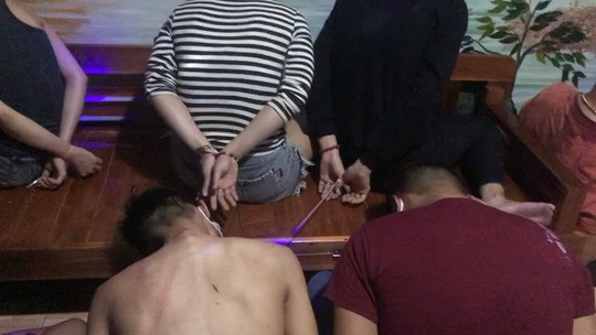 Cặp vợ chồng ở quận 2 rủ hơn 10 người về trác táng tập thể - Ảnh 1. Cặp vợ chồng ở quận 2 rủ hơn 10 người về trác táng tập thể - Ảnh 1.