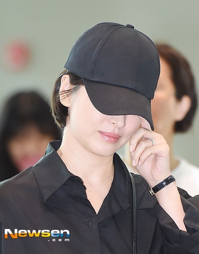 Song Hye Kyo gây chú ý khi không đeo nhẫn cưới giữa bão tin đồn ly hôn - 3 Song Hye Kyo gây chú ý khi không đeo nhẫn cưới giữa bão tin đồn ly hôn - 3