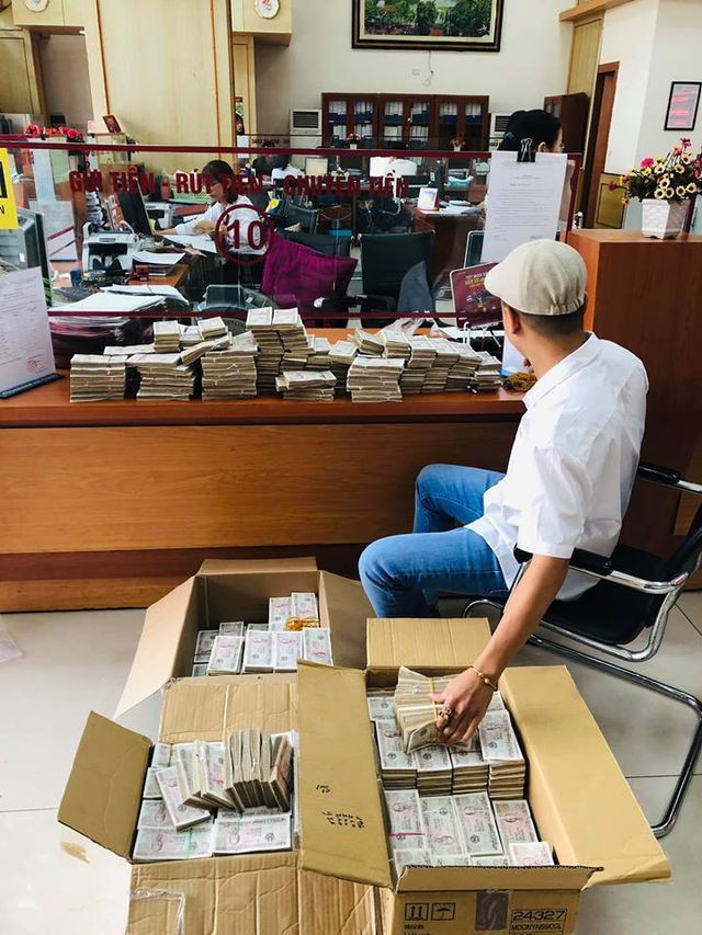 Mang 100.000 tờ tiền lẻ xếp kín 3 thùng đi gửi tiết kiệm có phải chơi ngông? - 3 Mang 100.000 tờ tiền lẻ xếp kín 3 thùng đi gửi tiết kiệm có phải chơi ngông? - 3