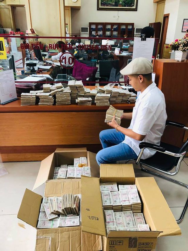 Mang 100.000 tờ tiền lẻ xếp kín 3 thùng đi gửi tiết kiệm có phải chơi ngông? - 1 Mang 100.000 tờ tiền lẻ xếp kín 3 thùng đi gửi tiết kiệm có phải chơi ngông? - 1