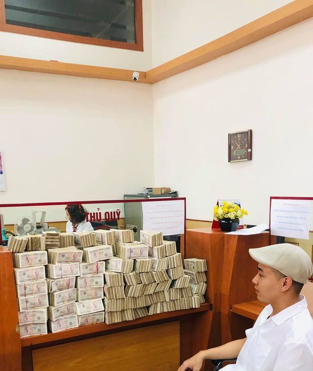 Mang 100.000 tờ tiền lẻ xếp kín 3 thùng đi gửi tiết kiệm có phải chơi ngông? - 4 Mang 100.000 tờ tiền lẻ xếp kín 3 thùng đi gửi tiết kiệm có phải chơi ngông? - 4