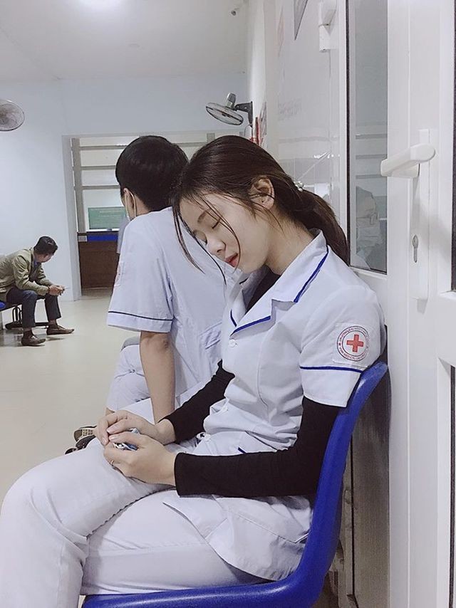 Nữ sinh ngành Y xinh đẹp bất ngờ nổi tiếng do... ngủ gật - 1 Nữ sinh ngành Y xinh đẹp bất ngờ nổi tiếng do... ngủ gật - 1