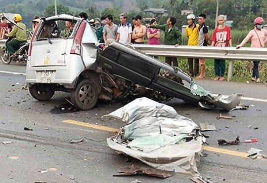 Xe ôtô 4 chỗ nát vụn khi đấu đầu xe ben, 1 người tử vong - Ảnh 1. Xe ôtô 4 chỗ nát vụn khi đấu đầu xe ben, 1 người tử vong - Ảnh 1.