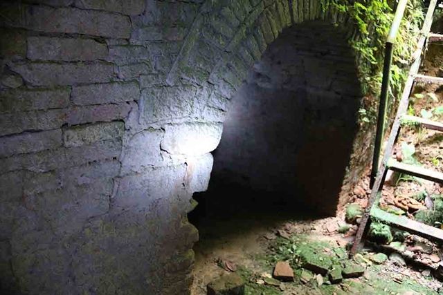Hà Nội: Bí ẩn hang ngầm dưới đình cổ giáp hồ Tây - 3 Hà Nội: Bí ẩn hang ngầm dưới đình cổ giáp hồ Tây - 3