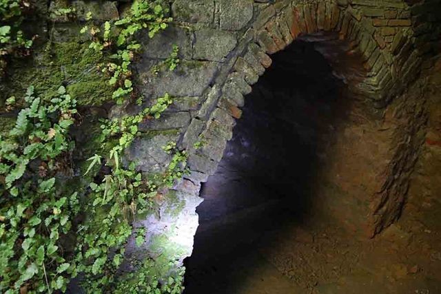 Hà Nội: Bí ẩn hang ngầm dưới đình cổ giáp hồ Tây - 5 Hà Nội: Bí ẩn hang ngầm dưới đình cổ giáp hồ Tây - 5