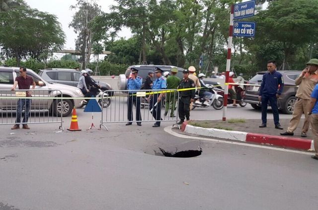Hà Nội: “Hố đen” bất ngờ xuất hiện trên phố Trần Đại Nghĩa - 2 Hà Nội: “Hố đen” bất ngờ xuất hiện trên phố Trần Đại Nghĩa - 2