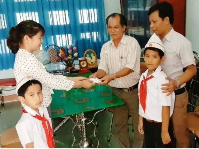 Hai học sinh lớp 3 nhặt được túi vàng liền giao nộp cho nhà trường - 1 Hai học sinh lớp 3 nhặt được túi vàng liền giao nộp cho nhà trường - 1