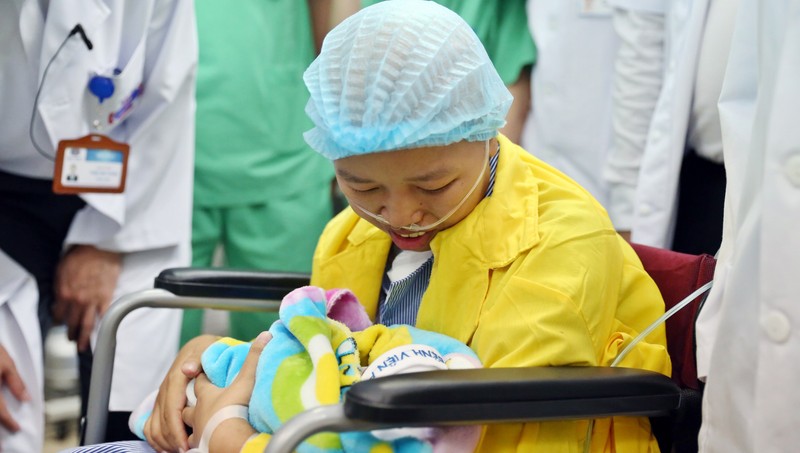 Rơi nước mắt sản phụ ung thư giai đoạn cuối lần đầu được ôm con