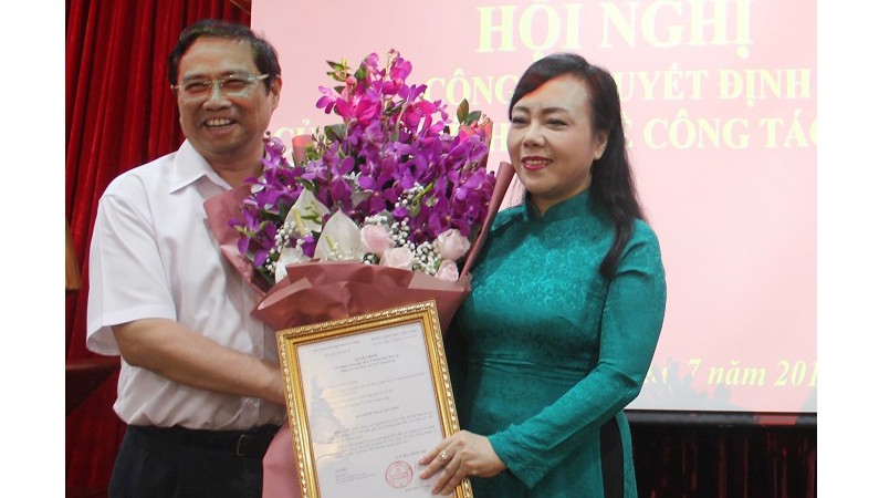 Đồng chí Phạm Minh Chính trao quyết định cho đồng chí Nguyễn Thị Kim Tiến.