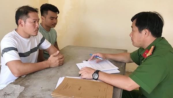 Nguyễn Đình Ngọc (áo trắng kẻ đen) và Nguyễn Văn Việt tại cơ quan công an. Ảnh: Công an tỉnh Đồng Nai.