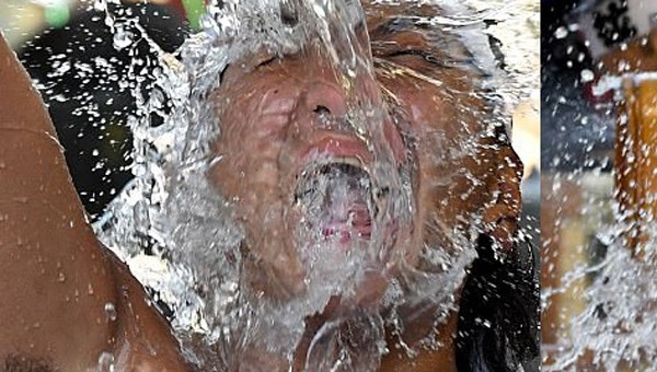 Nghi người đàn ông ăn trộm, hai thanh niên xối nước tra tấn như trong phim